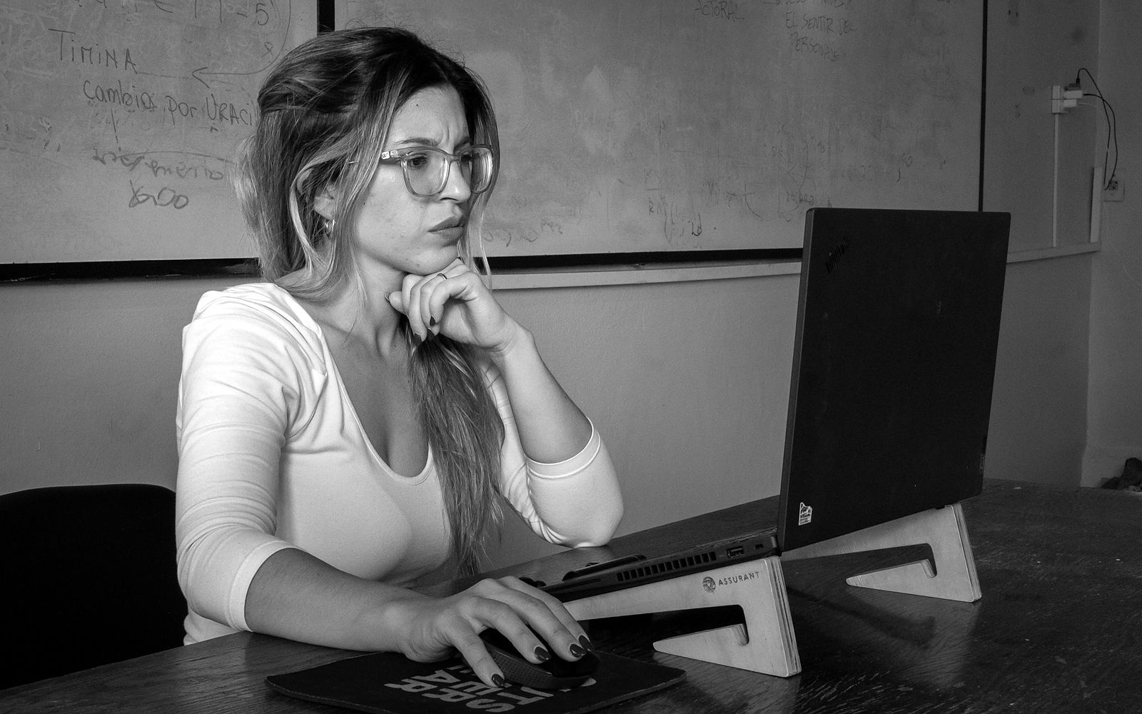 Alumna adulta trabajando en su computadora durante un curso.